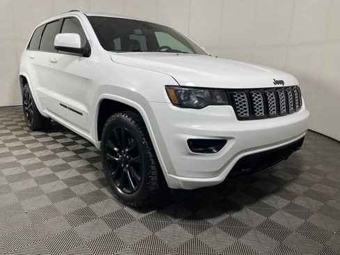 Used 2018 Jeep Grand Cherokee Laredo AWD/4WD image 2