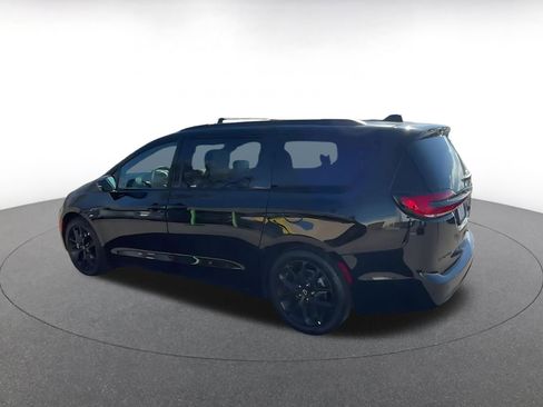 Used 2025 Chrysler Pacifica Limited image 10