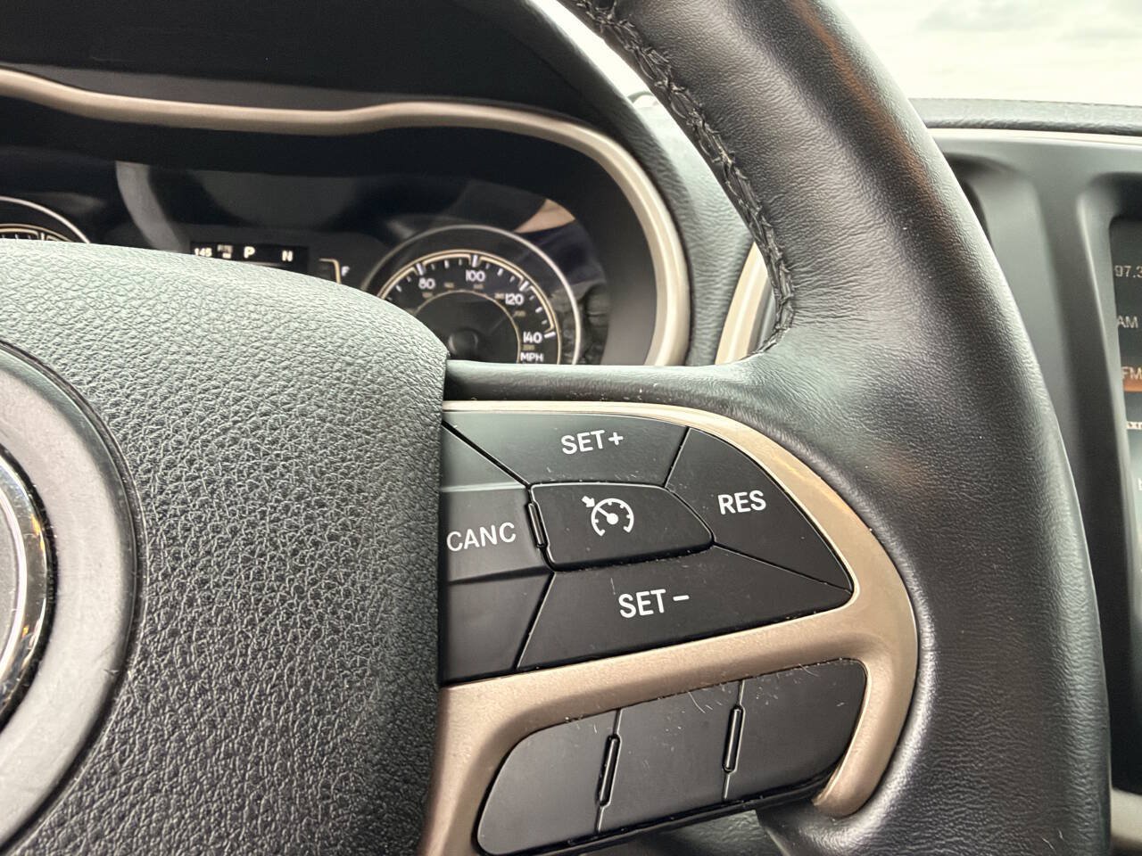Used 2016 Jeep Cherokee Latitude w/ Comfort/Convenience Group AWD/4WD image 13