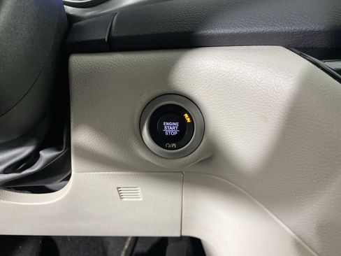 Used 2024 Chrysler Pacifica Touring-L image 25