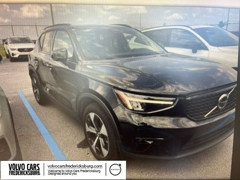 Used 2025 Volvo XC40 B5 Plus AWD/4WD image 1