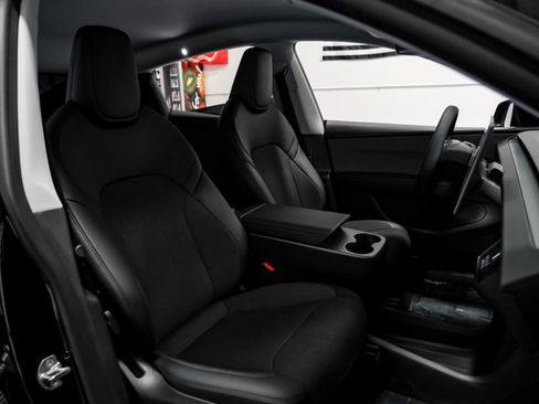 Used 2026 Tesla Model Y 2WD image 34