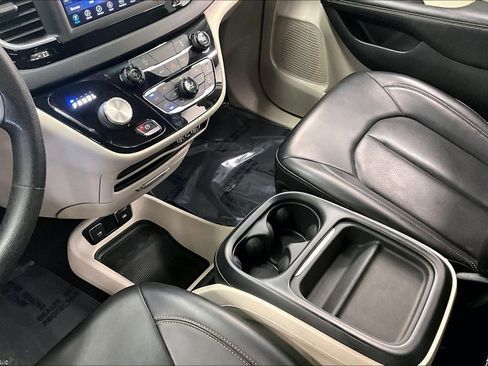 Used 2021 Chrysler Voyager Lxi image 16