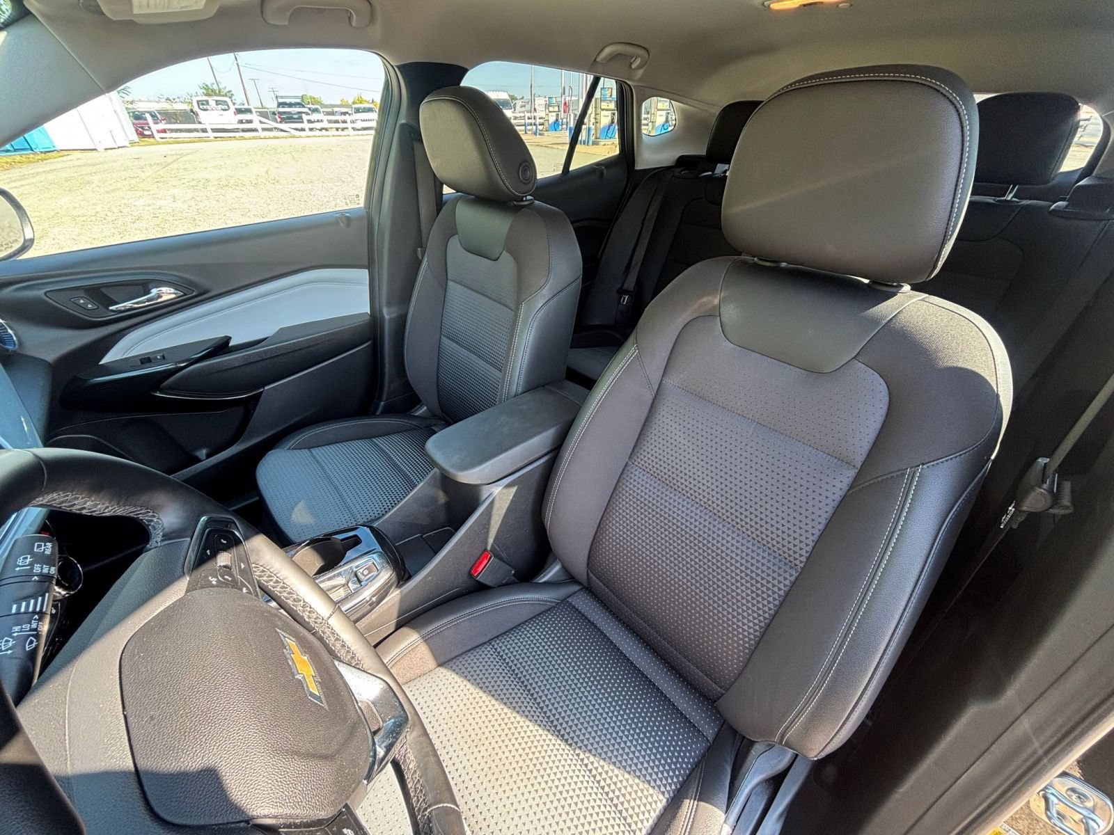 Used 2025 Chevrolet Trax LT w/ LT Convenience Package FWD image 35
