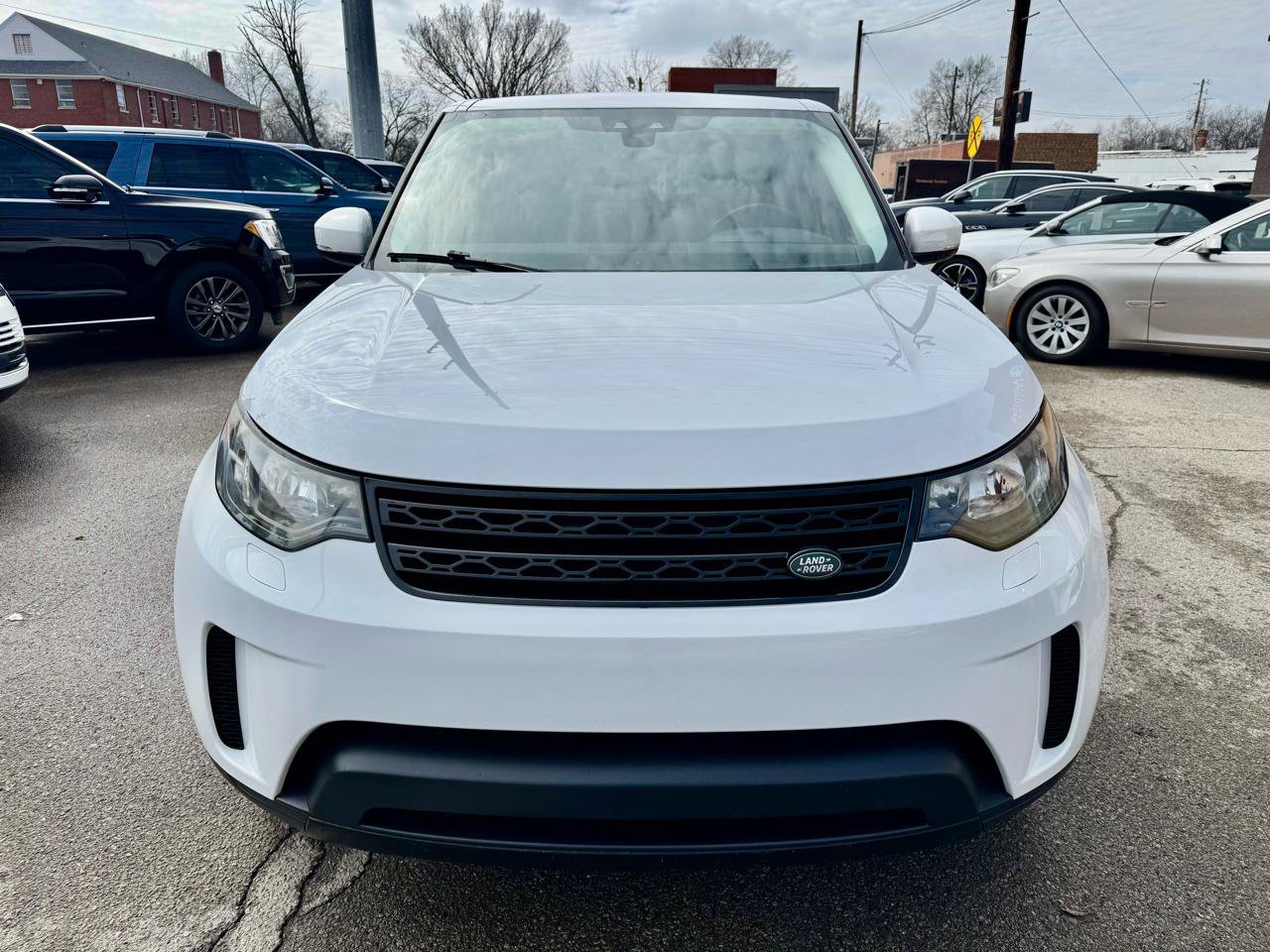 Used 2017 Land Rover Discovery SE AWD/4WD image 9