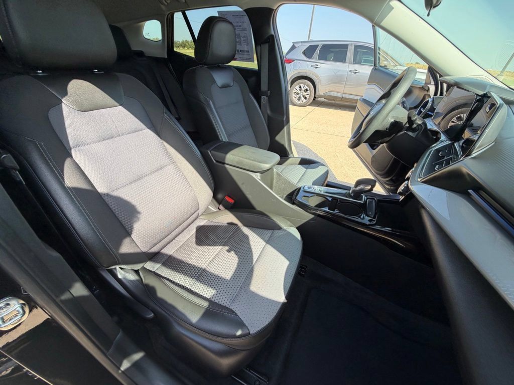 Used 2025 Chevrolet Trax LT FWD image 27