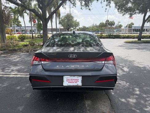 Used 2025 Hyundai Elantra SE FWD image 5