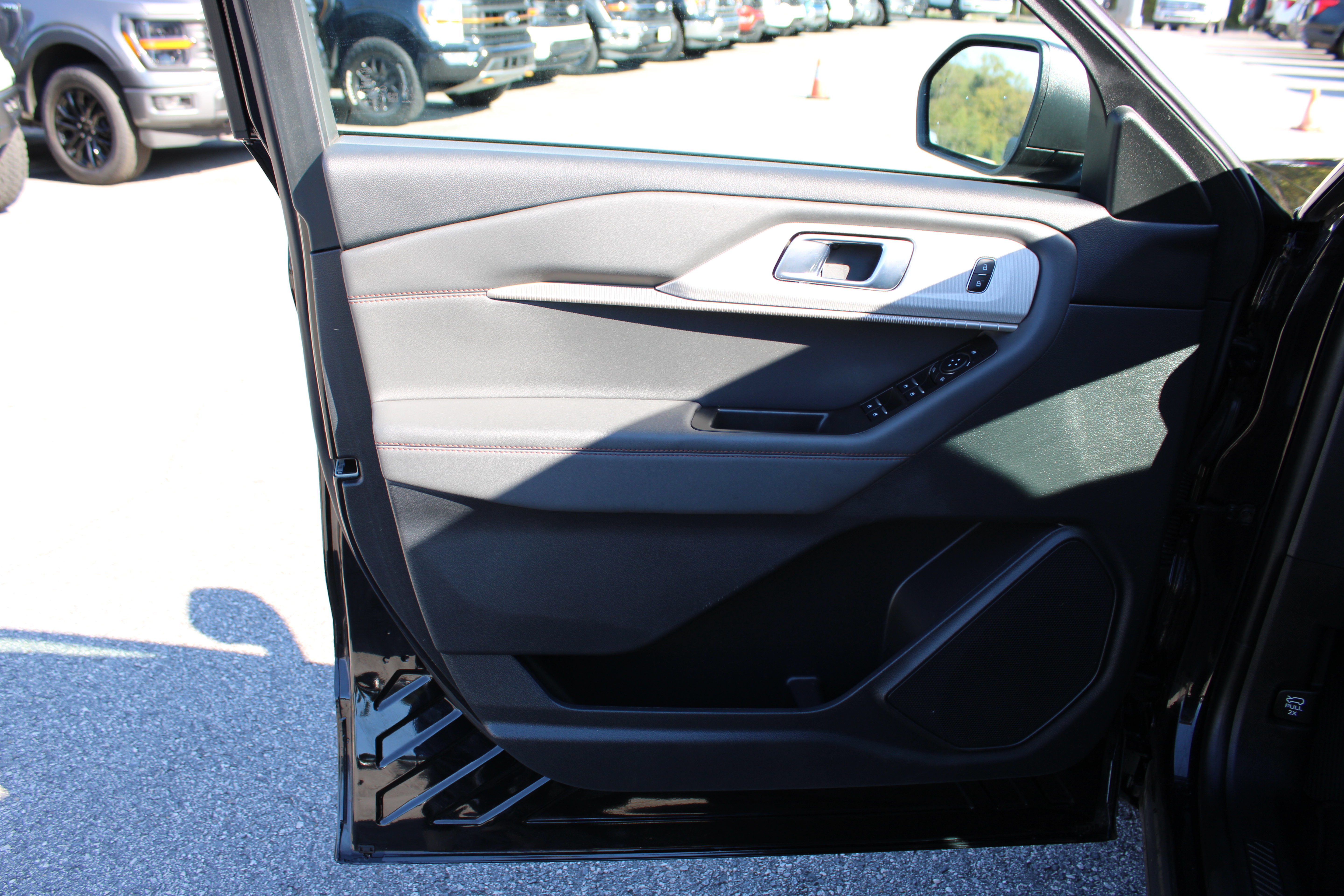 Used 2025 Ford Explorer Active RWD image 18