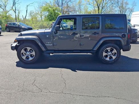 Used 2017 Jeep Wrangler Unlimited Sahara w/ Connectivity Group AWD/4WD image 7