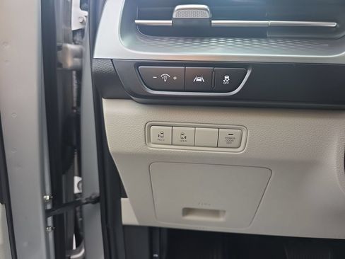Used 2023 Kia Carnival LX FWD image 22