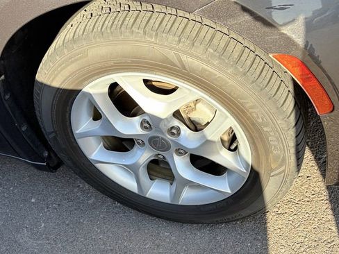 Used 2017 Chrysler Pacifica Touring Plus w/ Tire & Wheel Group FWD image 4