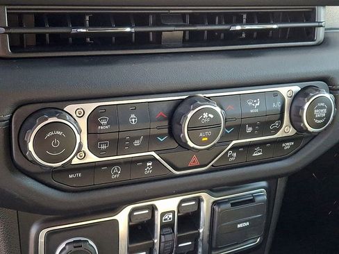 Used 2024 Jeep Wrangler Sahara w/ Safety Group image 15