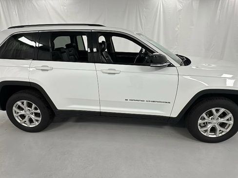 Used 2024 Jeep Grand Cherokee Limited image 2