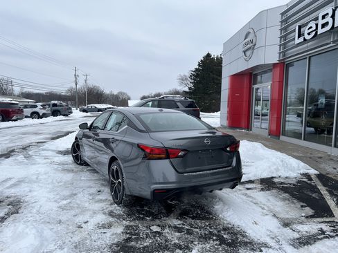 Used 2023 Nissan Altima 2.5 SR w/ SR Premium Package image 8
