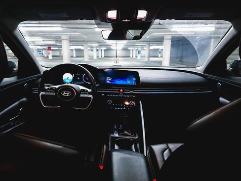 Used 2024 Hyundai Elantra Limited image 3