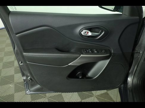 Used 2022 Jeep Cherokee Latitude Lux w/ Sun & Sound Group AWD/4WD image 23