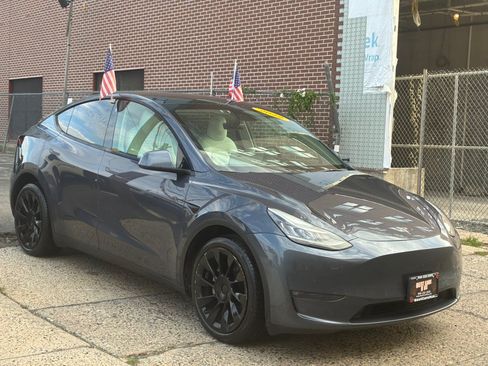 Used 2022 Tesla Model Y Long Range AWD/4WD image 3