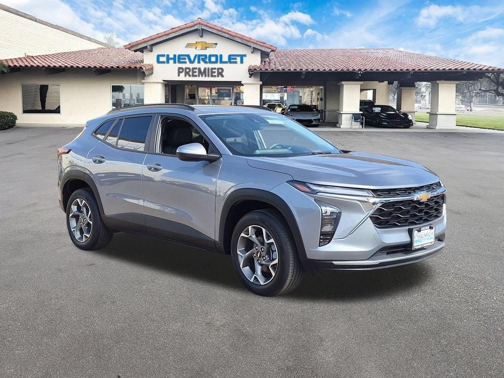 Used 2025 Chevrolet Trax LT FWD image 2