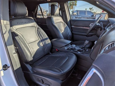 Used 2019 Ford Explorer Platinum image 18