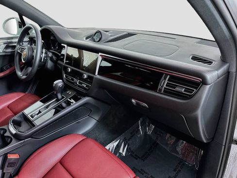 Certified 2026 Porsche Macan AWD/4WD image 31