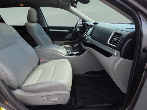 Used 2018 Toyota Highlander XLE image 22