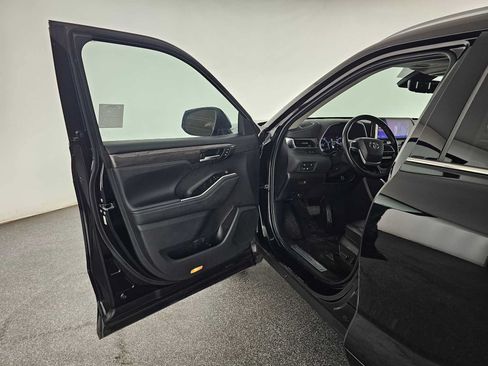 Used 2023 Toyota Highlander Limited FWD image 30