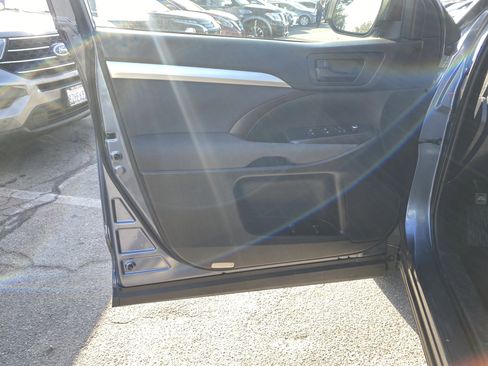 Used 2019 Toyota Highlander LE w/ Carpet Mat Package (TMS) FWD image 14