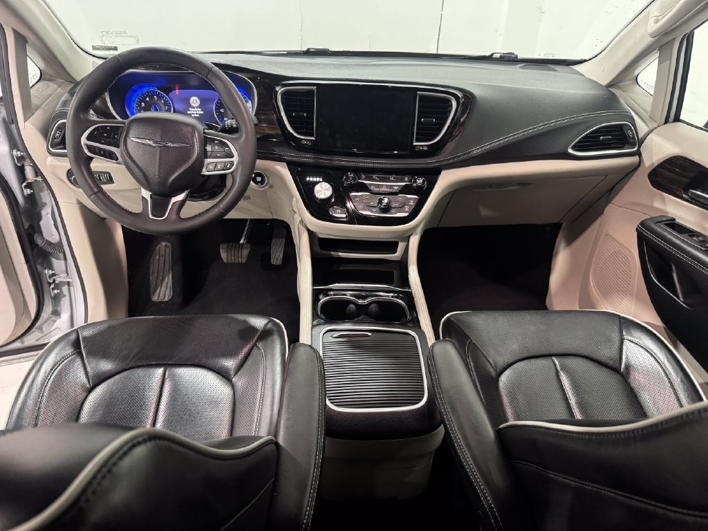 Used 2024 Chrysler Pacifica Limited FWD image 32