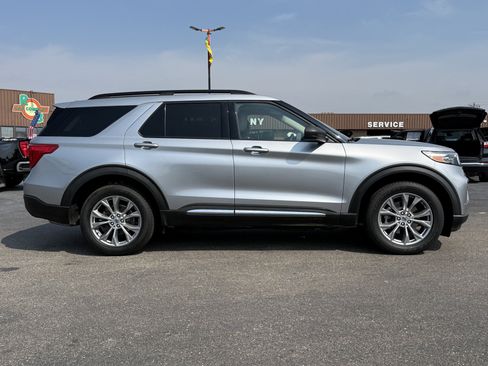 Used 2021 Ford Explorer XLT w/ Equipment Group 202A AWD/4WD image 9