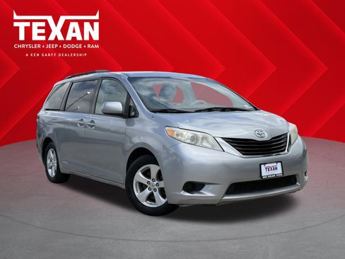 Used 2014 Toyota Sienna LE FWD image 1