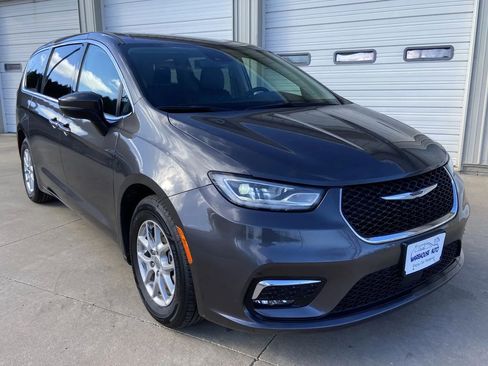 Used 2023 Chrysler Pacifica Touring-L image 1