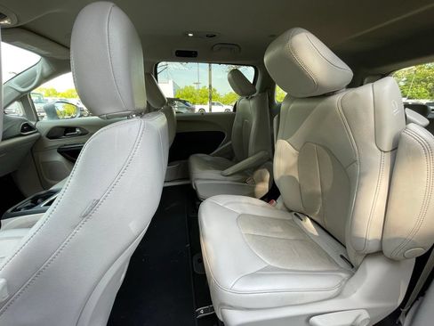Used 2021 Chrysler Pacifica Touring-L FWD image 27