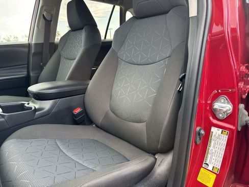 Used 2025 Toyota RAV4 XLE w/ Convenience Package FWD image 15
