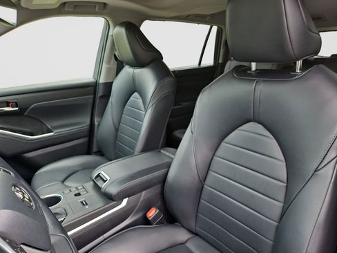 Used 2023 Toyota Highlander XLE FWD image 17