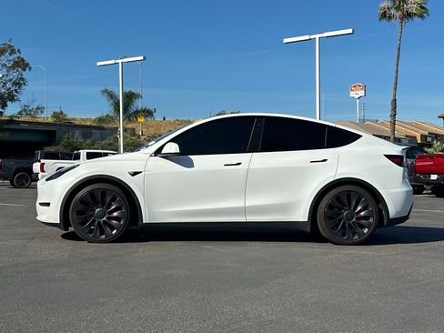 Used 2023 Tesla Model Y Performance image 2
