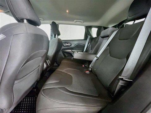 Used 2019 Jeep Cherokee Latitude w/ Cold Weather Group AWD/4WD image 25