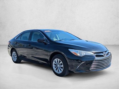 Used 2017 Toyota Camry LE image 3
