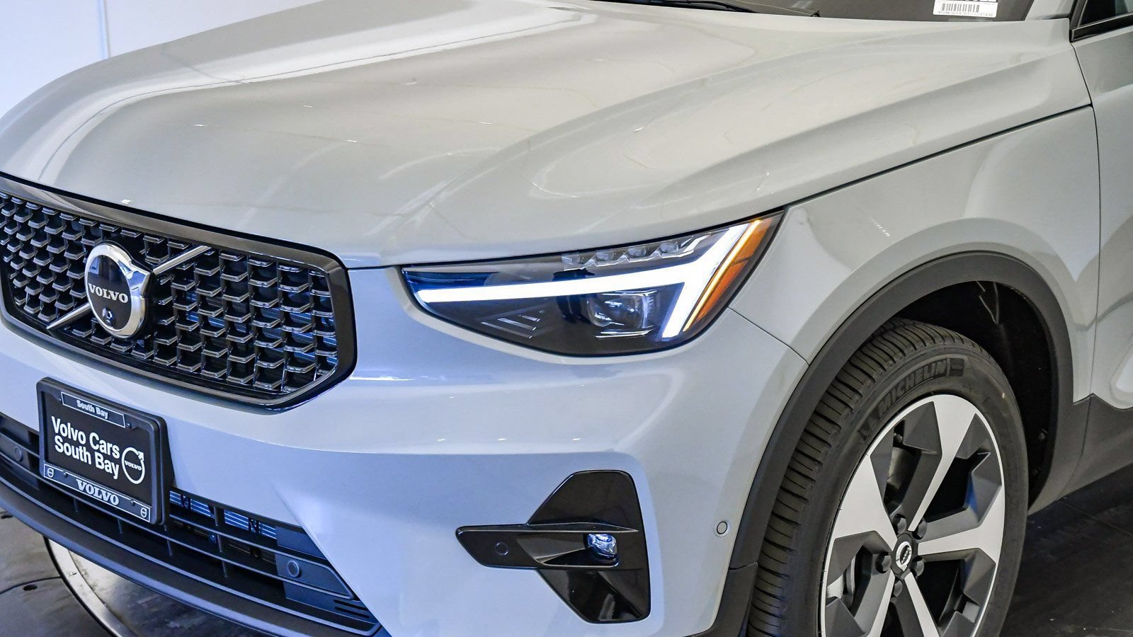Certified 2026 Volvo XC40 B4 Plus w/ Climate Package FWD image 9