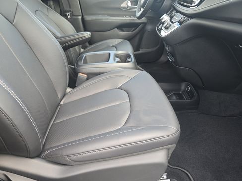 New 2026 Chrysler Pacifica Select image 20