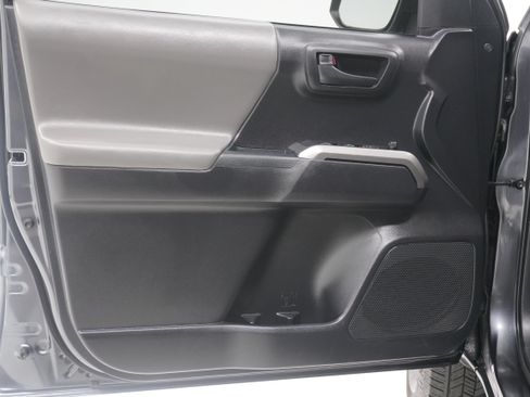 Used 2020 Toyota Tacoma SR5 RWD image 12