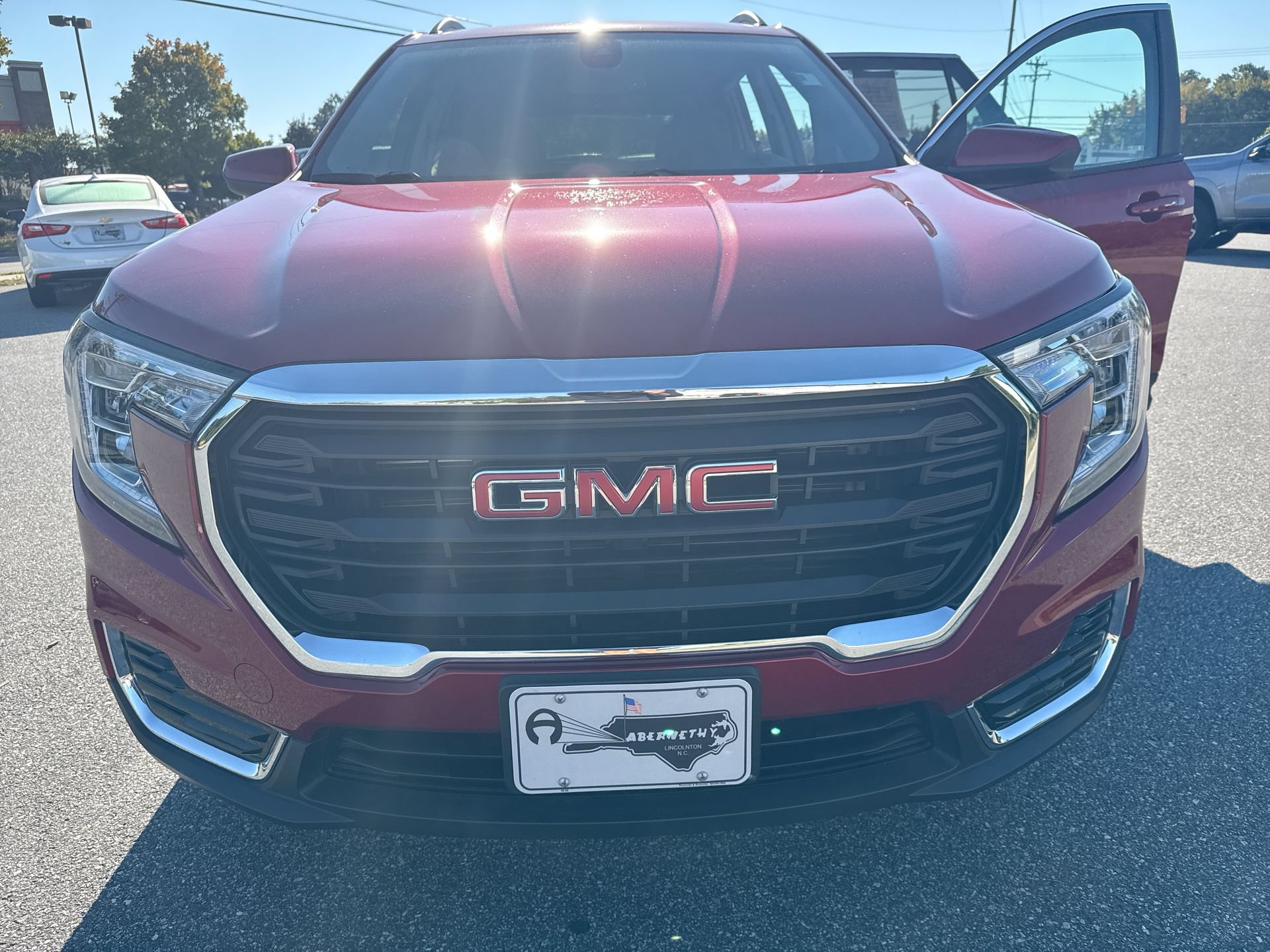 Used 2024 GMC Terrain SLE w/ Driver Convenience Package FWD image 28