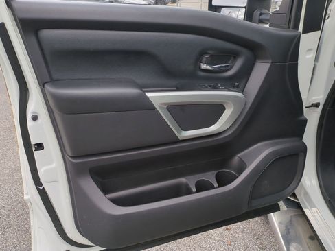 Used 2017 Nissan Titan SV image 13