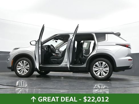 Used 2025 Mitsubishi Outlander ES image 73