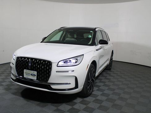 Used 2025 Lincoln Corsair Grand Touring image 4