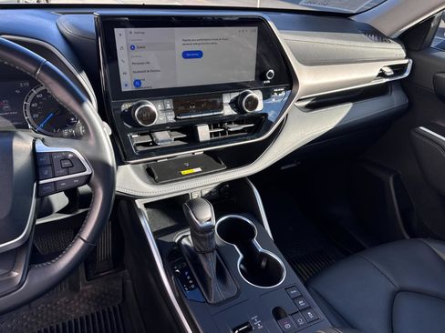 Used 2023 Toyota Highlander XLE image 19