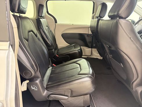 Used 2024 Chrysler Pacifica Touring-L FWD image 28