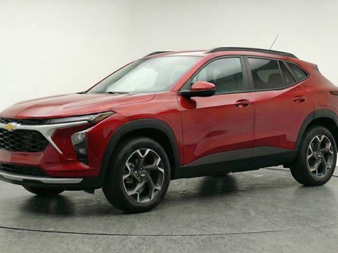 Used 2025 Chevrolet Trax LT image 3