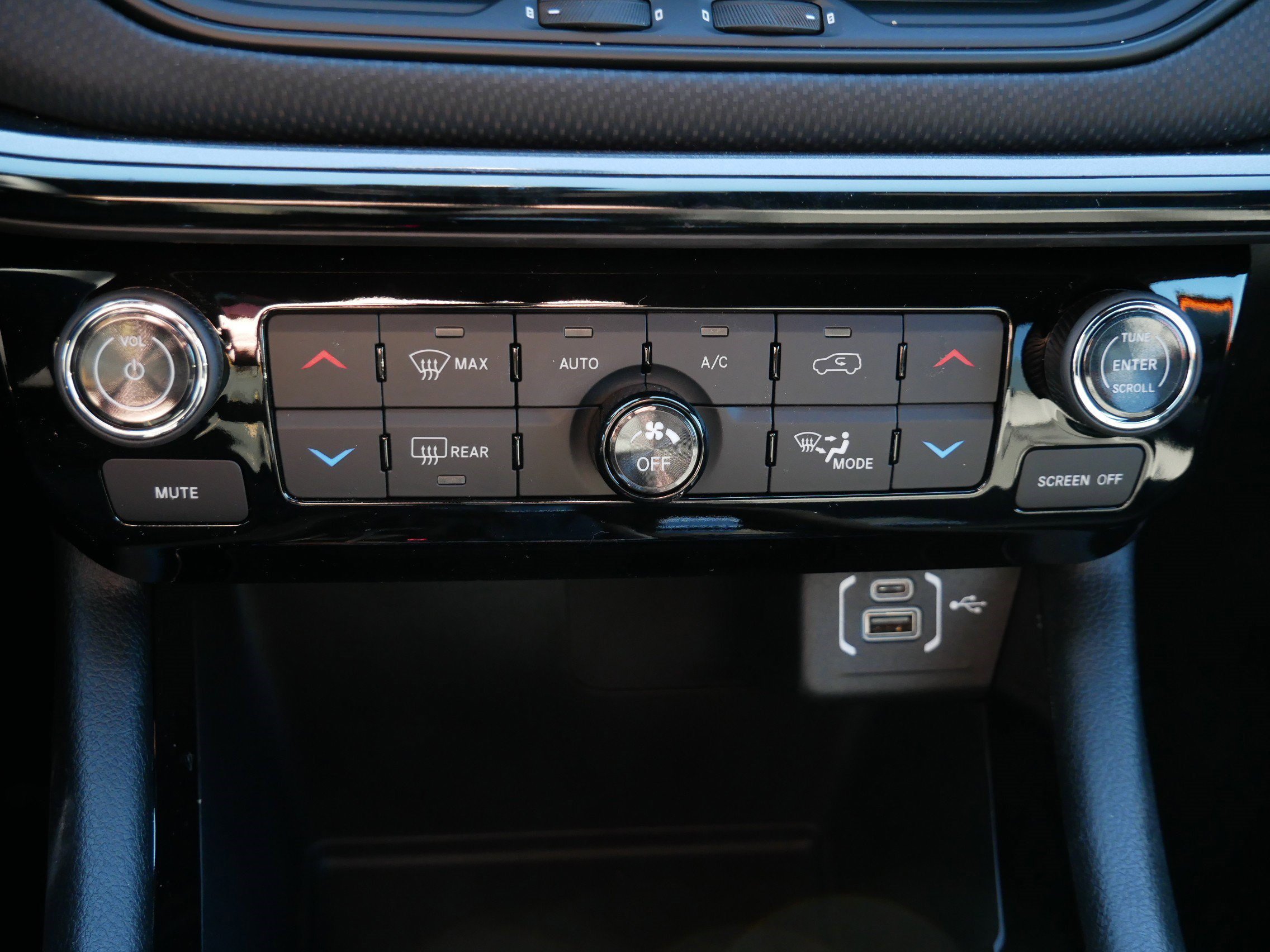 New 2026 Jeep Compass Latitude w/ Sun and Sound Group AWD/4WD image 18