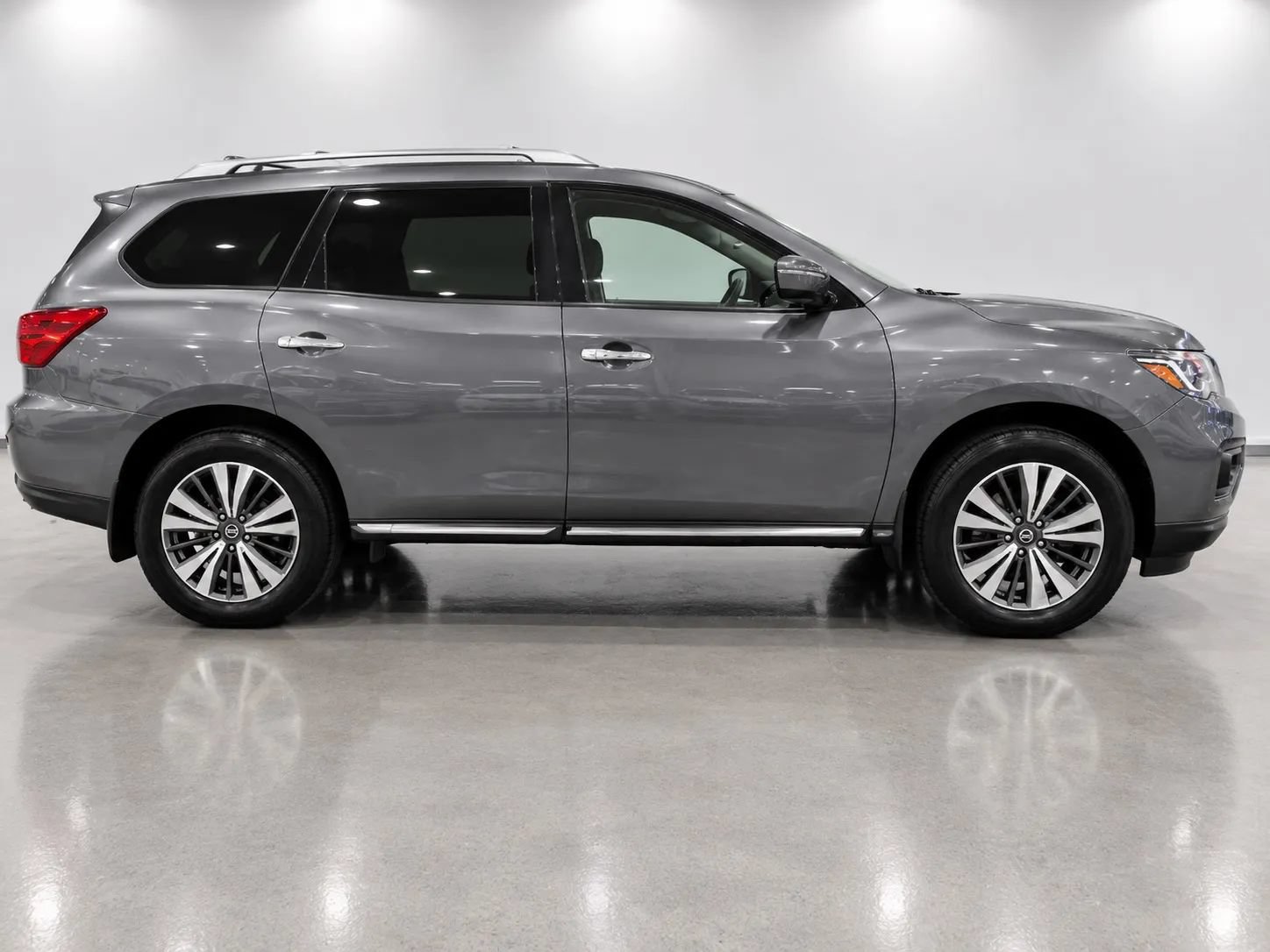 Used 2020 Nissan Pathfinder SV FWD image 4
