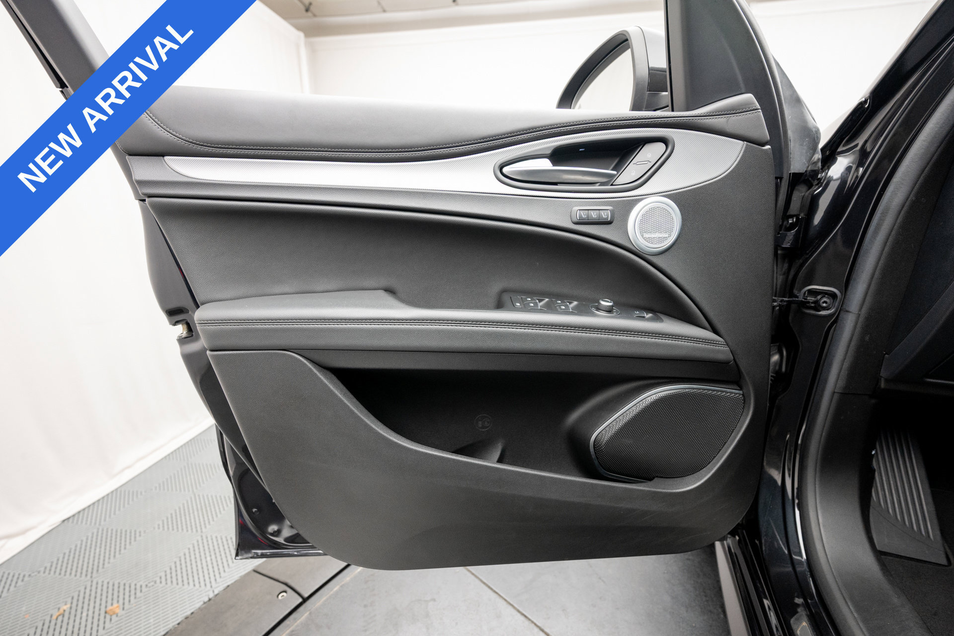 Used 2023 Alfa Romeo Stelvio Veloce AWD/4WD image 33